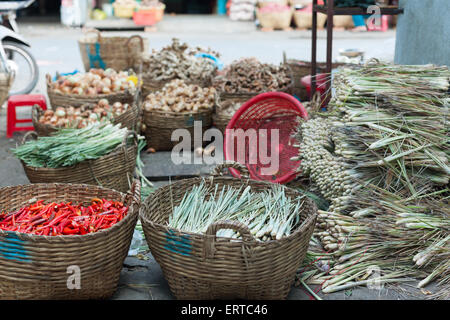 Marché de rue asiatique rouge panier chilly pepper verts Banque D'Images