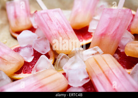 Sucettes fruité avec de la glace et bloodorange Banque D'Images