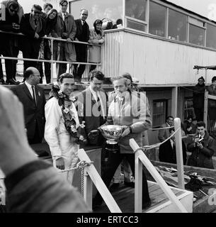 Goodwood Course internationale Réunion, le lundi de Pâques. Jim Clark avec le Sunday Mirror Trophy. 19 avril 1965. Banque D'Images