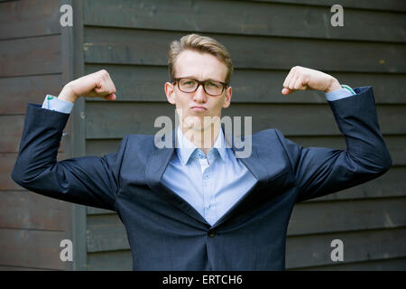 Jeune homme en costume les muscles Banque D'Images