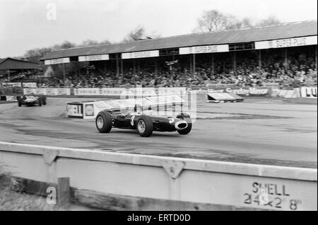 Goodwood Course internationale Réunion, le lundi de Pâques. La course en cours. 19 avril 1965. Banque D'Images