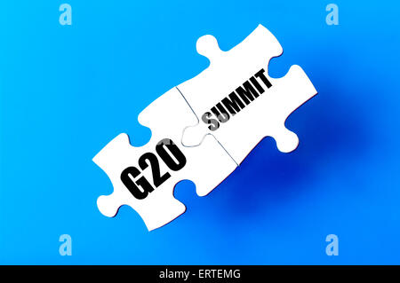 Connecté avec des pièces de puzzle mots G20 et sommet contre fond bleu. Concept image avec copie espace disponible. Banque D'Images