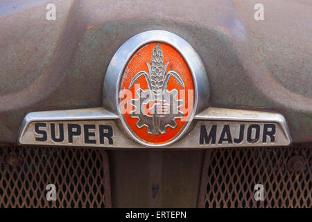 Vintage tracteur Fordson Super Major à Cheriton Milieu ferme sur la ferme ouvert dimanche, Hampshire, Angleterre, Royaume-Uni Banque D'Images