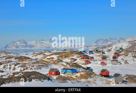Maisons colorées dans le village de Kulusuk Groenland Banque D'Images