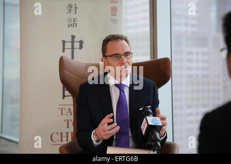 Sydney, Australie. 5 juin, 2015. BHP Billiton Directeur Andrew Mackenzie reçoit une interview de China's l'agence de presse Xinhua à Melbourne, Australie, le 5 juin 2015. BHP Billiton Directeur Andrew Mackenzie dit vendredi à Melbourne qu'un certain nombre de mesures sont nécessaires pour faire un usage bien plus efficace des combustibles et de décarboner l'approvisionnement en énergie. L'entrevue a été partie de la Xinhua Chine "parle" des discussions avec les dirigeants de la série de divers secteurs de l'Australie dans le but de renforcer les échanges entre les deux pays. © Li Bing/Xinhua/Alamy Live News Banque D'Images