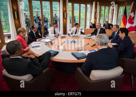 Elmau, Allemagne. Le 08 juin, 2015. Les participants suivent une session de réunion au cours du sommet du G7 à l'Elmau Castle près de Garmisch-Partenkirchen, Allemagne du sud, le 8 juin 2015. L'Allemagne a accueilli un sommet du G7 ici le 7 juin et le 8 juin. Source : Xinhua/Alamy Live News Banque D'Images