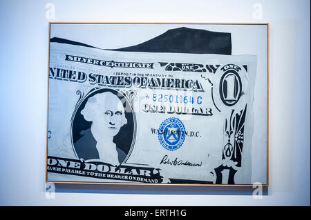 Londres, Royaume-Uni. 8 juin, 2015. Certificat 'Silver' par Andy Warhol (est. £13m - £18m), à l'occasion de 'au porteur sur demande', une collection privée de 21 œuvres inspirées par le dollar US, y compris les chefs-d'Andy Warhol, qui seront mis aux enchères les 1 et 2 juillet. La collection est estimée à 50 millions de livres. réaliser La peinture de l'artiste show est la toute première peinture de sa série de peintures, dollar et le seul entièrement peint à la main. Crédit : Stephen Chung/Alamy Live News Banque D'Images