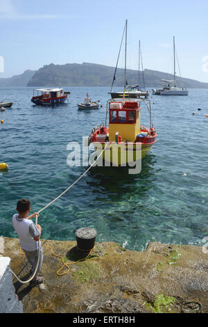 Bateaux dans la baie d'Ammoudi, Santorini, Grèce Banque D'Images