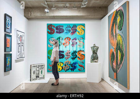 Londres, Royaume-Uni. 8 juin, 2015. Un membre du personnel de Sotheby's est parmi (G à D) 'trois signes dollar' d'Andy Warhol, "Untitled" par Keith Haring, '50 dollars par Jin Wang, signes 'Dollar' d'Andy Warhol, 'Venus aux dollars' par Arman et 'Dollar sign' d'Andy Warhol, à l'occasion de 'au porteur sur demande', une collection privée de 21 œuvres inspirées par le dollar US, y compris les chefs-d'Andy Warhol, qui seront mis aux enchères les 1 et 2 juillet. La collection est estimée à 50 millions de livres. réaliser Crédit : Stephen Chung/Alamy Live News Banque D'Images
