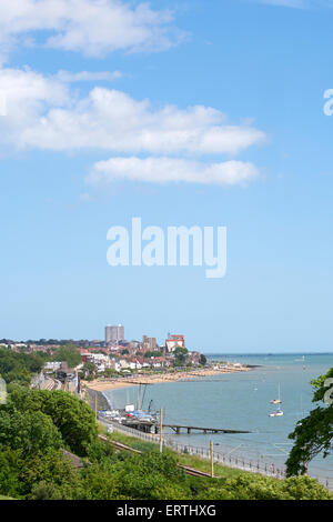 Leigh on sea , à l'égard Southend. La voie du train à l'avant-plan Banque D'Images