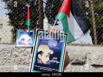 Jérusalem, Israël. 8 juin, 2015. Un Palestinien est titulaire d'une plaque au cours d'une manifestation devant le tribunal de district de Jérusalem à l'appui de la famille de Mohammed Abu Khder, un adolescent palestinien qui avait été enlevé de Jérusalem est le 2 juillet 2014, et brûlé à mort par des extrémistes juifs dans un cas présumé de l'attaque de vengeance pour l'enlèvement et l'assassinat de trois adolescents israéliens. Le peuple juif suspects dans l'assassinat sont actuellement en procès à Jérusalem. Credit : Saeb Awad/APA/Images/fil ZUMA Alamy Live News Banque D'Images