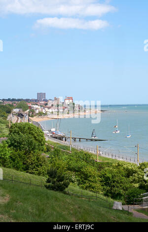 Leigh on sea , à l'égard Southend. La voie du train à l'avant-plan Banque D'Images