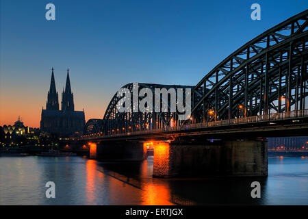 Dôme de Cologne, Pont Hohenzollern de nuit, Northrhine-Westfalia, Germany, Europe Banque D'Images