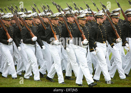 US Naval Academy cadets dans des tenues de mars à l'assemblée annuelle du défilé de couleur Worden Domaine le 21 mai 2015 à Baltimore, Maryland. Banque D'Images