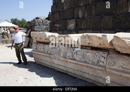 L'archéologue J. Andrew (Andy) Overman du département de musique classique du Collège Macalester au site archéologique de Beit She'an, Israël Banque D'Images