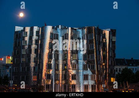 Bâtiments Gehry dans les media port de Düsseldorf, Rhénanie du Nord-Westphalie, Allemagne, Europe Banque D'Images