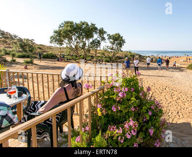 Personnes dans un café par Ramla Bay Gozo Banque D'Images