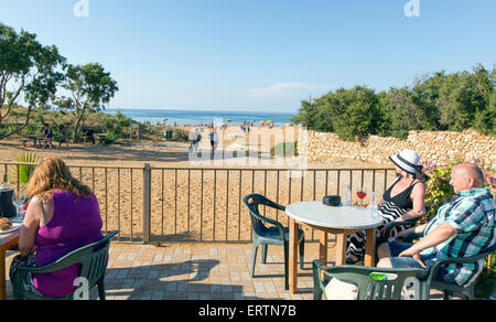 Les gens assis dans un café à Ramla Bay Gozo Malte Banque D'Images