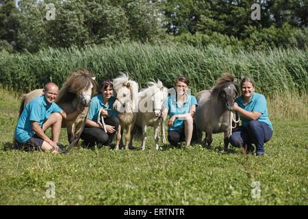 Les humains et d'un mini-poneys Shetland Banque D'Images