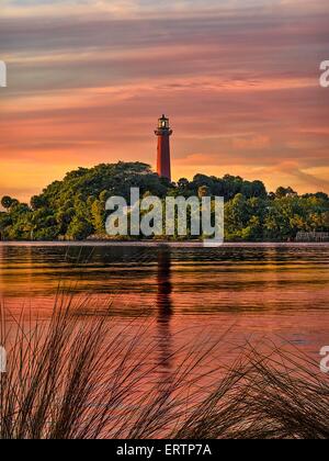 Jupiter Inlet Lighthouse au coucher du soleil le long de la rivière Wellington et Indian River Lagoon à Jupiter, en Floride. Banque D'Images