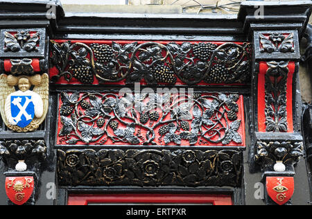 Ferronnerie recherchée au-dessus d'une porte, Hexham, Northumberland. Banque D'Images