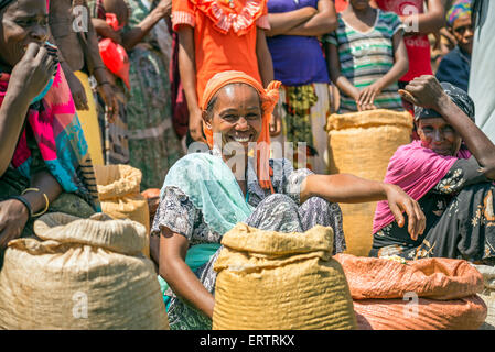 Femme éthiopienne la vente de récoltes locales dans un marché encombré. Banque D'Images