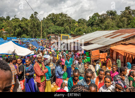 Populaires et encombré de marché de l'Afrique, l'Éthiopie Jimma avec beaucoup de gens l'achat et la vente. Banque D'Images