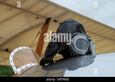 Un volant en cuir Casque avec lunettes sur le capot d'un Hawker replica Cygnet. Ancien directeur de l'aérodrome, Bedfordshire, Angleterre. Banque D'Images