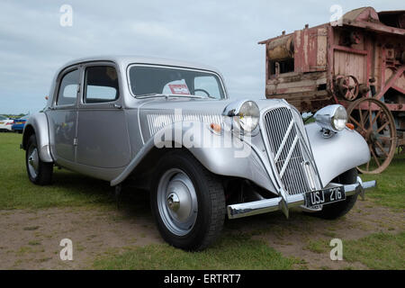 1956 une Citroën Traction Avant voiture 1911cc sur l'affichage à l'ancien directeur de l'aérodrome, Bedfordshire, Angleterre. Banque D'Images