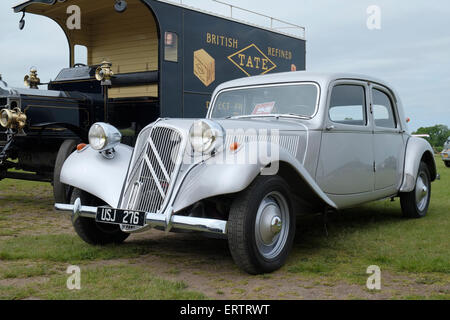 1956 une Citroën Traction Avant voiture 1911cc sur l'affichage à l'ancien directeur de l'aérodrome, Bedfordshire, Angleterre. Banque D'Images