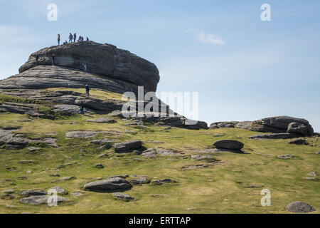 Foin ou Haytor rocks Tor avec les touristes à Dartmoor, dans le Devon, England, UK Banque D'Images