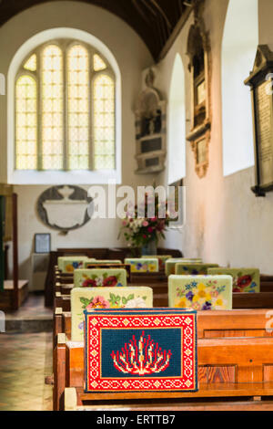 La prière ou à genoux coussin dans une jolie église du village anglais, Angleterre, RU Banque D'Images