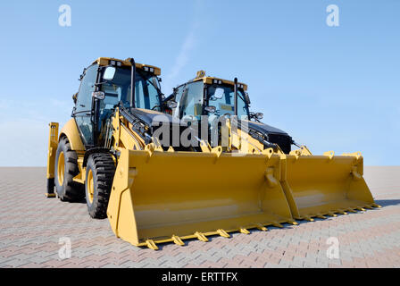 Deux nouveaux bulldozers sur un spectacle-window Banque D'Images