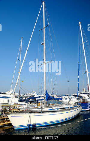 Yacht à voile blanc sur une ancre dans le port Banque D'Images