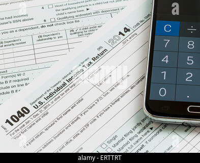 USA Formulaire d'impôt 1040 avec application calculette on phone Banque D'Images