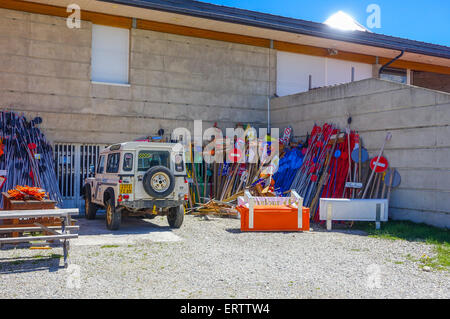 Couleur Couleur vive équipement de ski dans le stockage avec Land Rover Banque D'Images