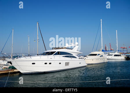 Yachts blancs sur une ancre dans le port Banque D'Images