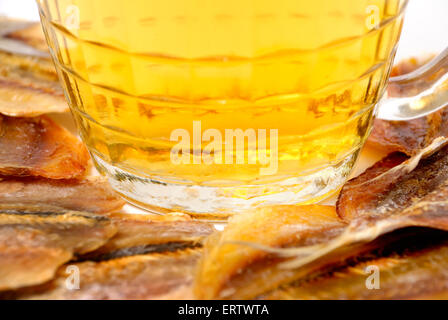 La composition de stockfish et verre à bière Banque D'Images