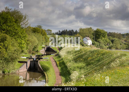 Le lever du soleil sur la serrure sur le vol Worcester & Birmingham Canal près de Tardebigge, Worcestershire, Angleterre, RU Banque D'Images