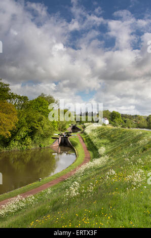 Le lever du soleil sur la serrure sur le vol Worcester & Birmingham Canal près de Tardebigge, Worcestershire, Angleterre, RU Banque D'Images