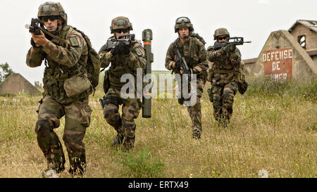 Soldats français avec la Légion étrangère's 6e Brigade blindée pendant un accord bilatéral de saisir et capturer d'entraînement avec les commandos Marine, le 29 mai 2015 au Quartier Colonel de Chabrieres, France. Banque D'Images