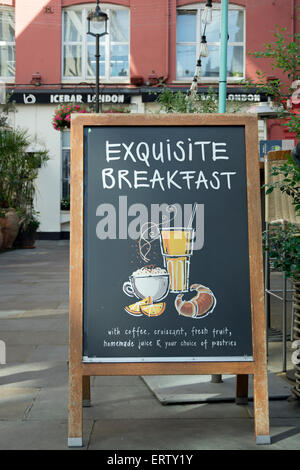 Restaurant sign promet un petit déjeuner exquis, avec café, croissant, jus et viennoiseries, heddon Street, Londres, Angleterre Banque D'Images