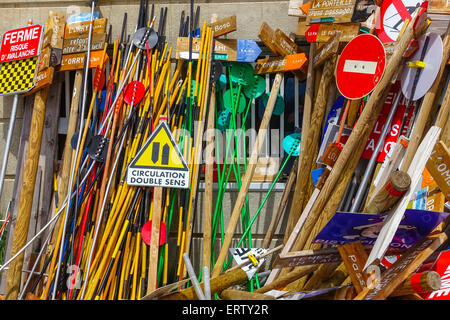 Des équipements de ski de couleur dans le stockage, de poteaux et panneaux Banque D'Images