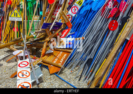 Des équipements de ski de couleur dans le stockage, de poteaux et panneaux Banque D'Images