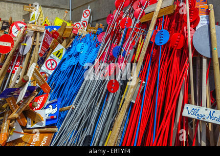 Des équipements de ski de couleur dans le stockage, de poteaux et panneaux Banque D'Images