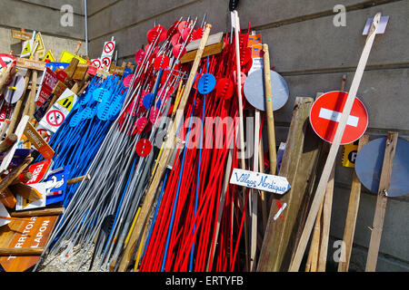 Des équipements de ski de couleur dans le stockage, de poteaux et panneaux, ski, sports d'hiver Banque D'Images