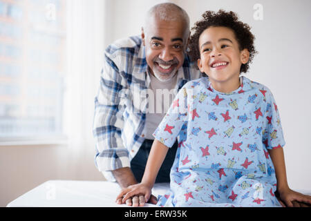 Mixed Race grand-père souriant avec petit-fils à l'hôpital Banque D'Images