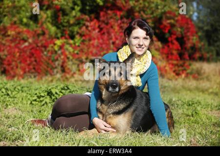 Femme avec shepherd Banque D'Images