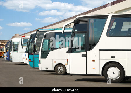 Sur un parking des bus touristiques s'attendent à ce que les passagers Banque D'Images