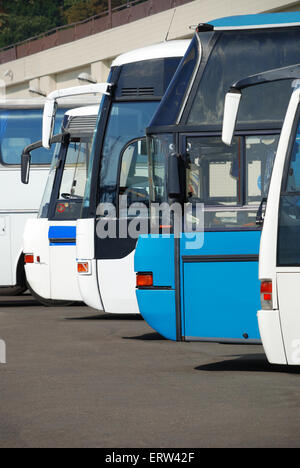 Sur un parking des bus touristiques s'attendent à ce que les passagers Banque D'Images